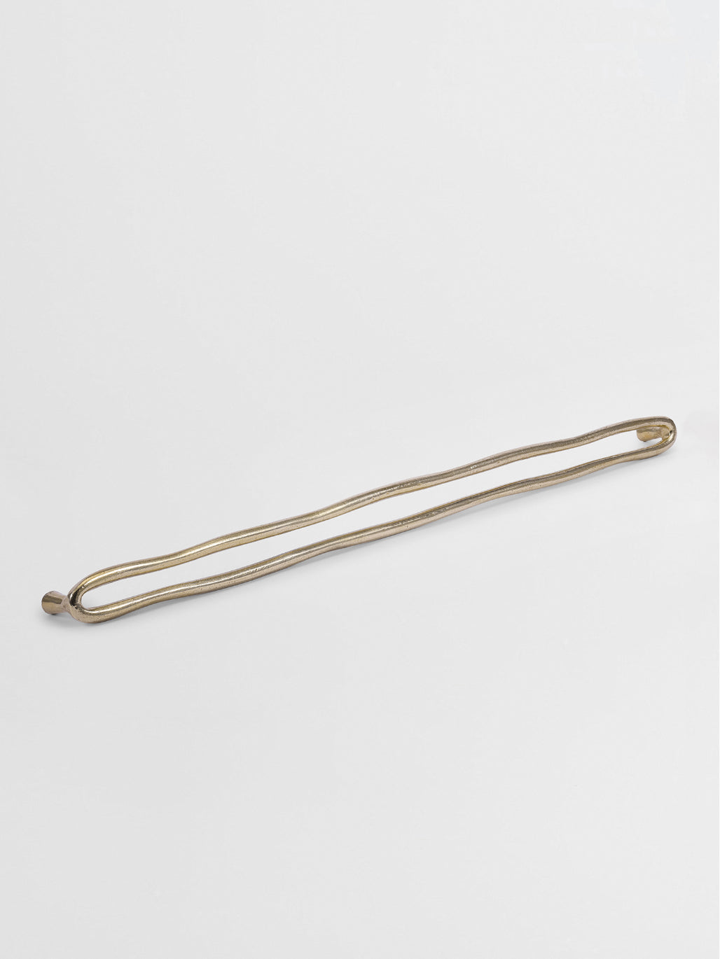 LUXURY CLOSET BAR PULL Forme N°24 - Centers 17.5″ in Brass finish — detail view | Mi&Gei Hardware Design Studio