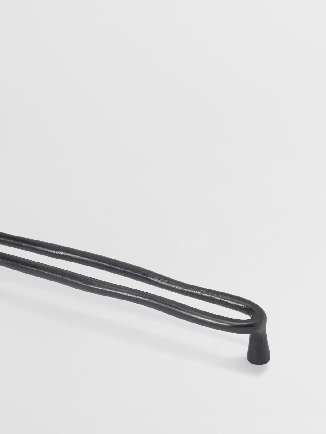 LUXURY CLOSET BAR PULL Forme N°24 - Centers 17.5″ in Carbon Black finish | Mi&Gei Hardware Design Studio | Solid Brass