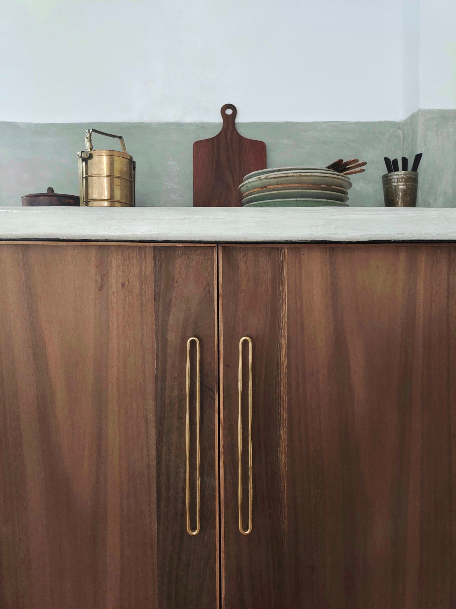 Which Type of Cabinet Hardware is Better – Knobs or Pulls?
