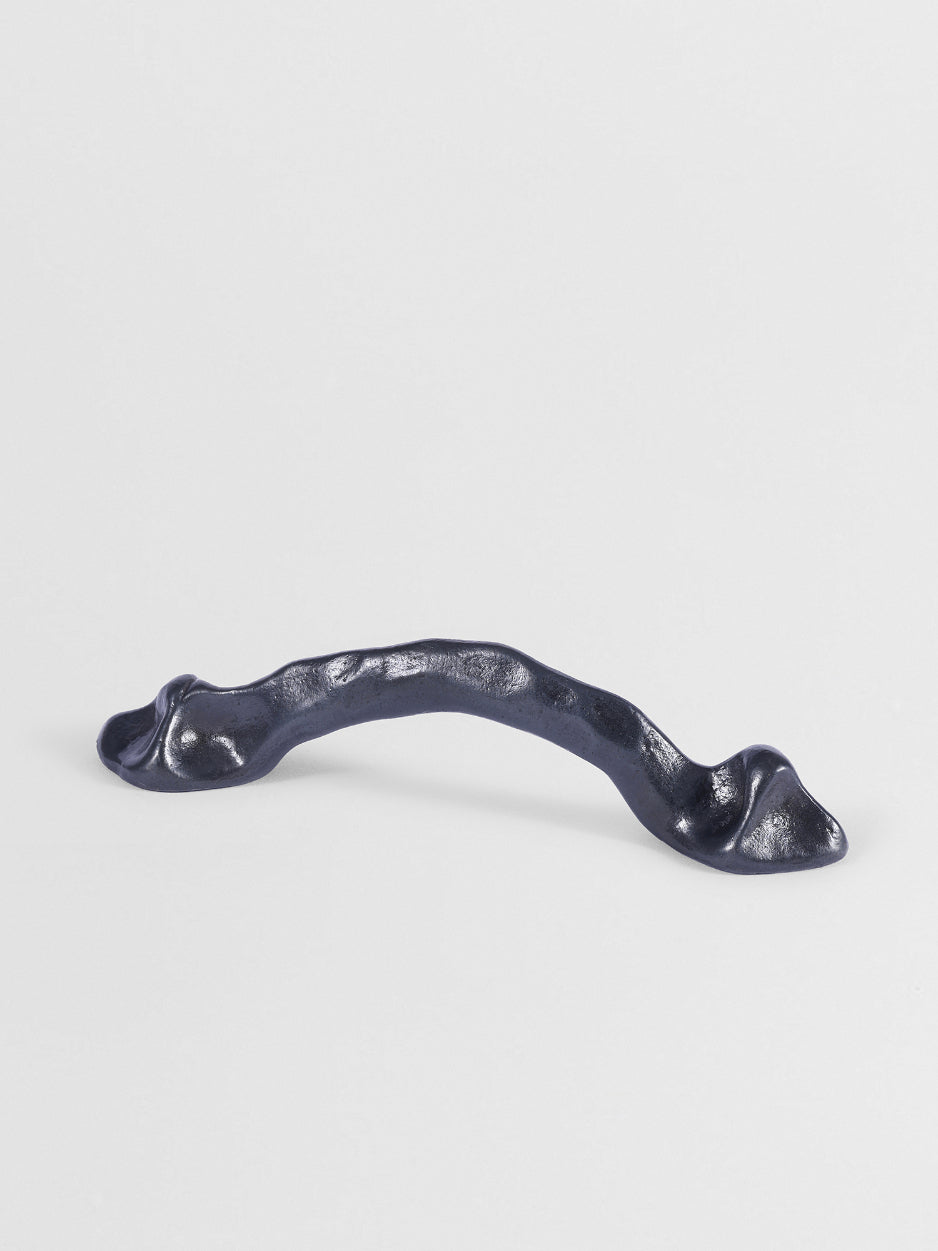 CABINET & DRAWER PULLS Forme N°29 - Centers 4.40″ in Carbon Black finish | Mi&Gei