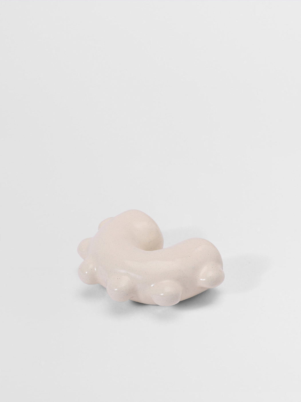 Small white pull arc shaped on a light gray background