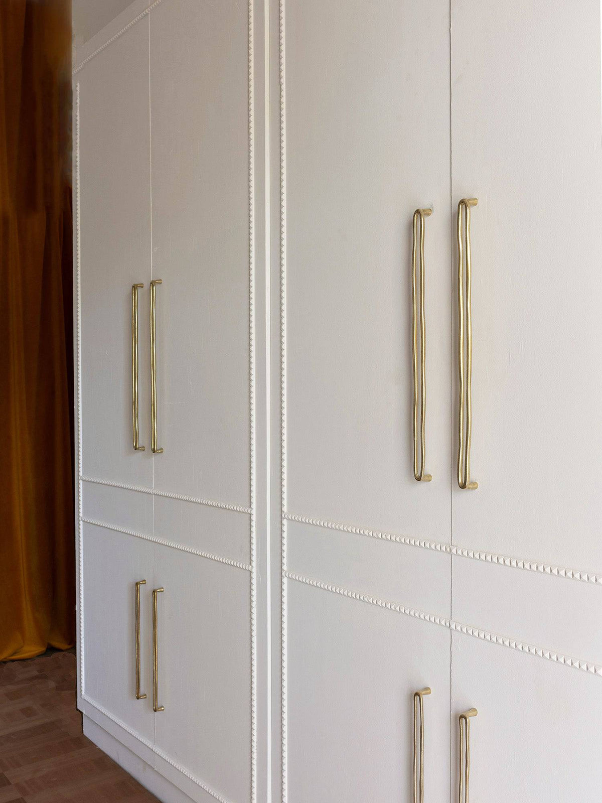 LUXURY CLOSET BAR PULL Forme N°24 - Centers 17.5″ — front view | Mi&Gei Hardware Design Studio | Solid Brass