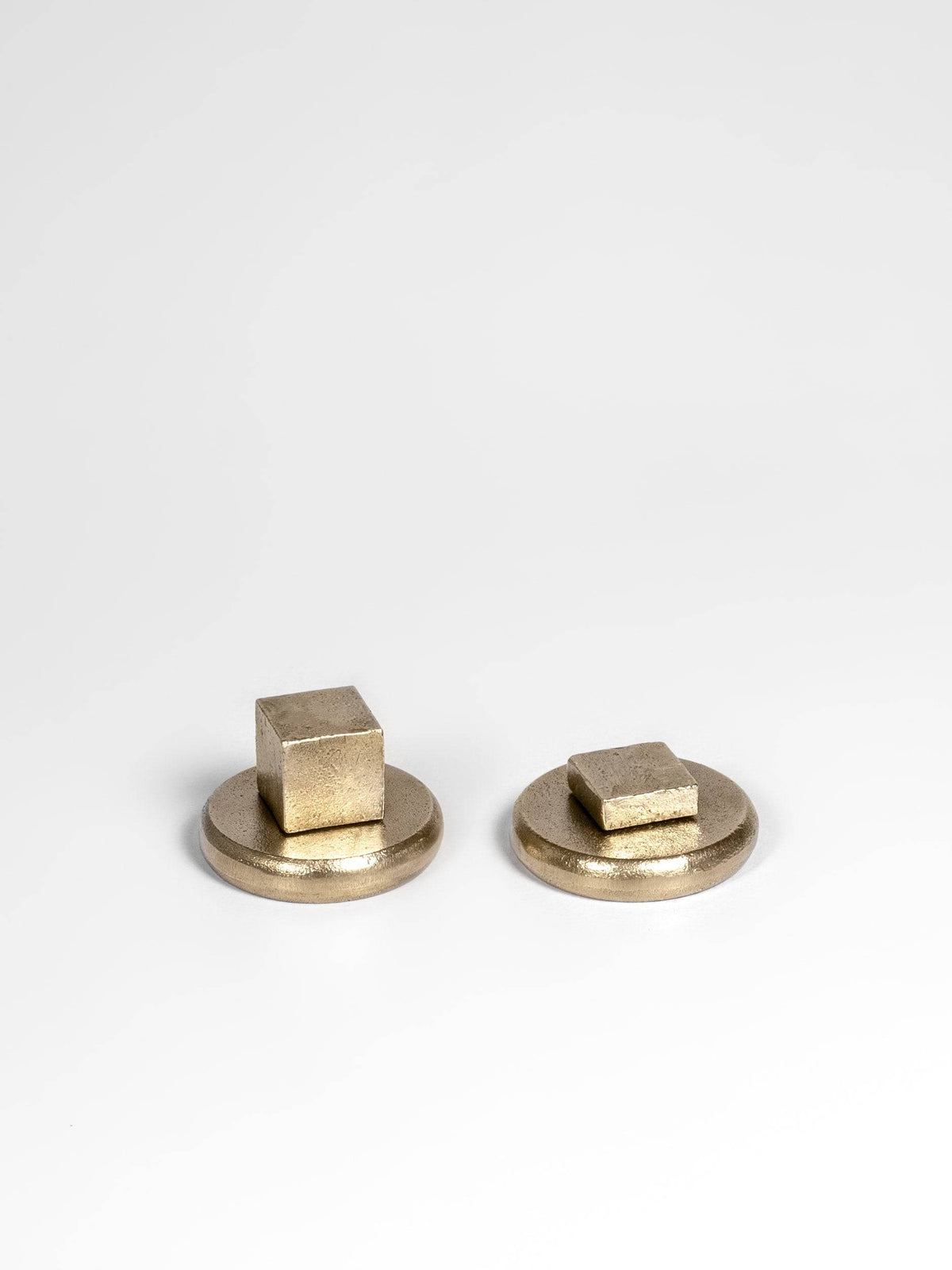 A front side view of a brass Finish privacy door lever set 