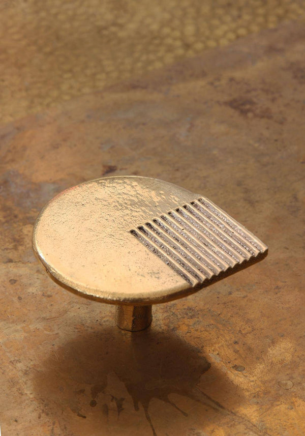 Use of the oversized drawer pull