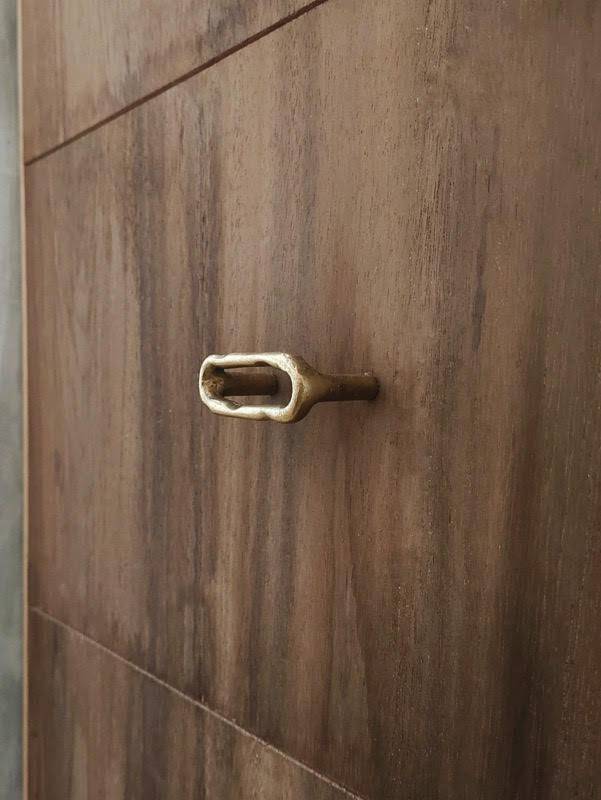 Right side view of drawer pull 